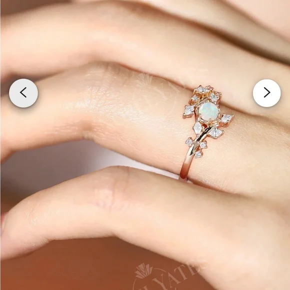 Stunning engagement ring / wedding ring, sure to impress.